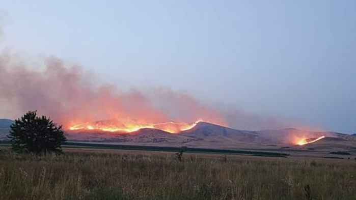 Два дни пожарникари и доброволци се борят с огнената стихия