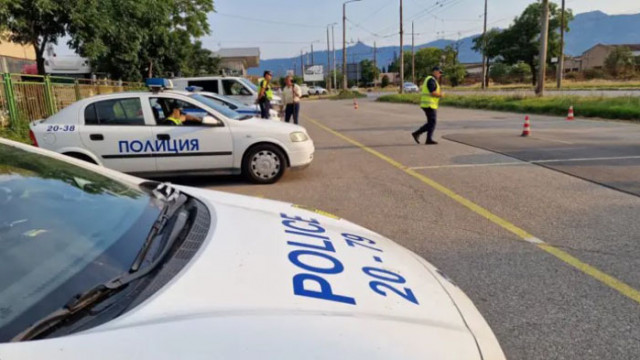 Автомобил с мигранти е заловен на магистрала Хемус Дрегерът на