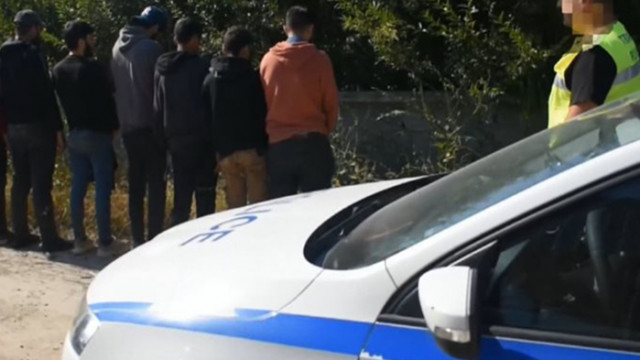Заловиха 29 мигранти край Кърнаре предаде БНТ Те са на възраст