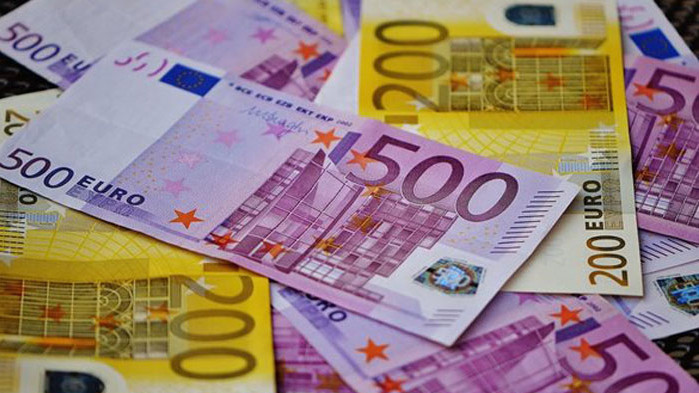 Еврото поддържа курс под 1,09 долара