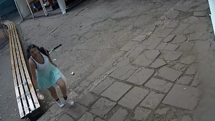 Жена залива детски парк с жълта течност - подозират, че урина - Днес+