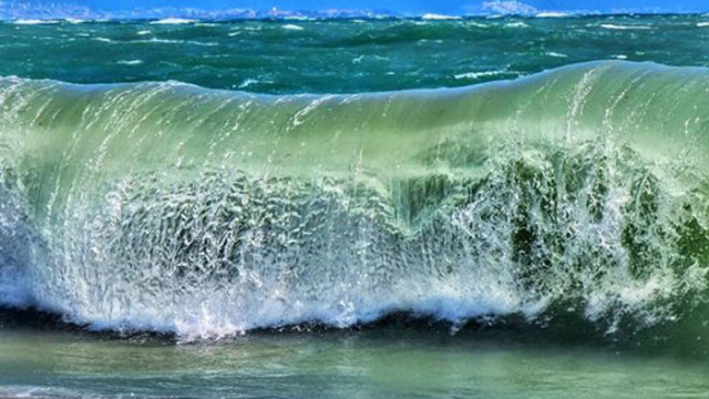 Вълните отнесоха първа и втора линия на плажовете от Обзор
