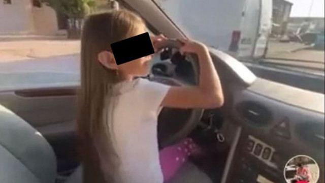 Момиченце на видима възраст от 7 8 години шофира кола точно