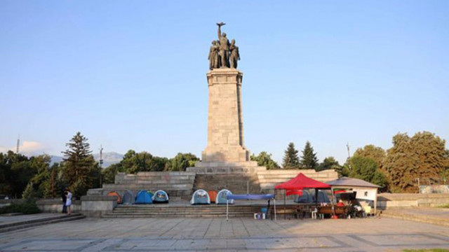 Май ще махат палатките на бранителите пред Паметника на Съветската армия, след екшъна