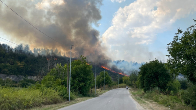 От областната администрация в Хасково предупредиха че е избухнал пожар