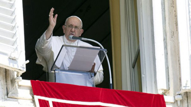 Папа Франциск призова по малко пари да бъдат харчени за военни