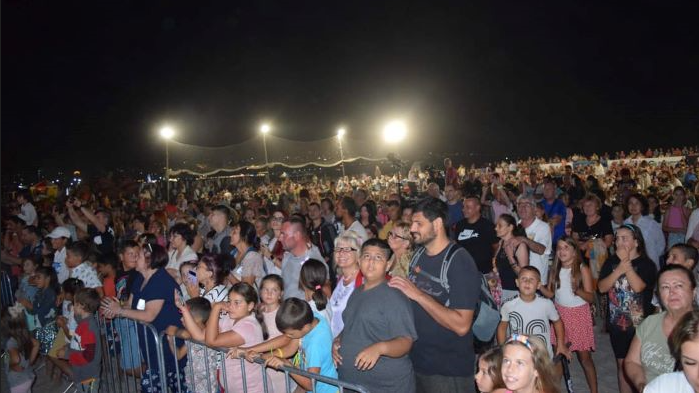 Хиляди варненци се веселиха под открито небе на Най-дългата вечеря на плажа снощи