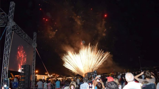 Хиляди варненци се веселиха под открито небе на Най-дългата вечеря на плажа снощи