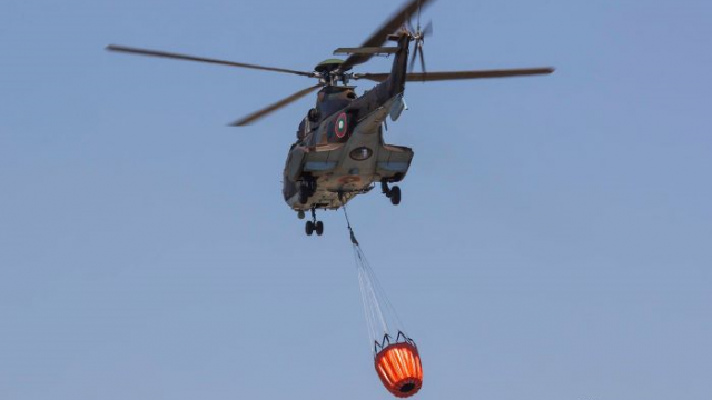 Вертолет "Кугар" и военнослужещи от ВМС се включат в гасенето на пожар в Бургаско