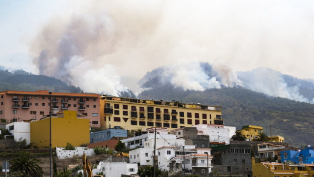 Горският пожар на испанския остров Тенерифе остана извън контрол в