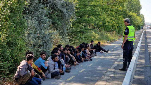 Осем нелегални мигранти са в кома, след като бяха изоставени в бус на магистрала "Тракия"
