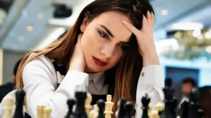 През последните дни едно прекрасно момиче прикова погледите на цяла