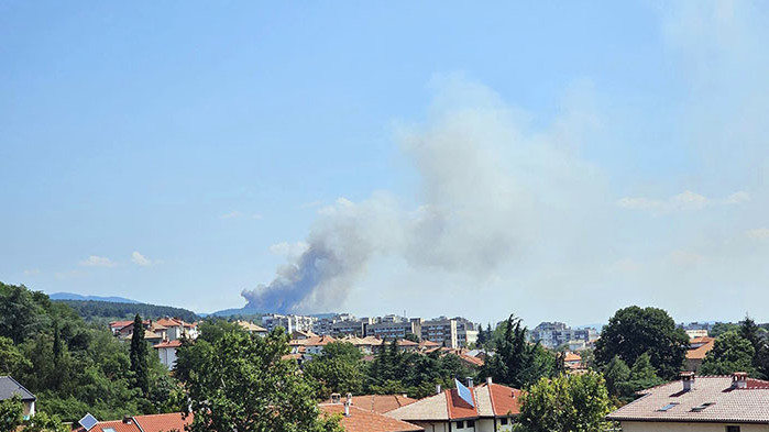 Пожар гори край Казанлък в близост до складове на завод Арсенал (ВИДЕО)