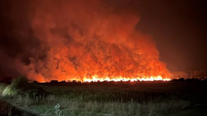 Продължава гасенето на пожара край Казанлък. Огънят достигна на метри