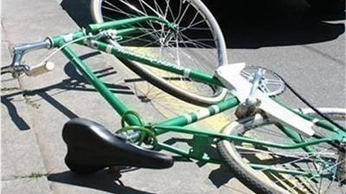 Лек автомобил блъска движещ се велосипедист на 80 години в