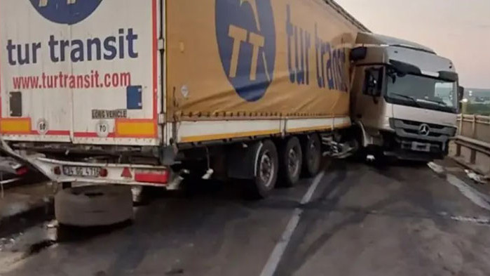 Опасен инцидент на Дунав мост - метална част от съоръжението