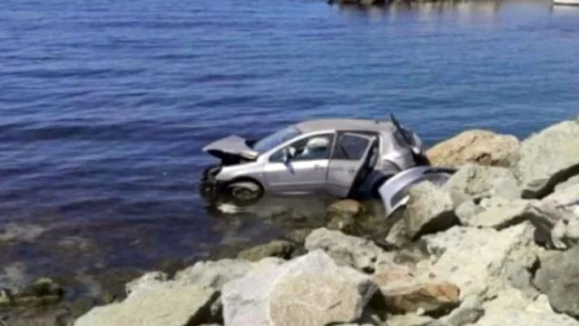 Мъжът, който се хвърли с колата си в морето, по-късно се е самоубил в болницата