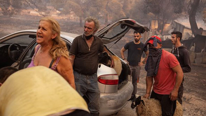 Загинали хора, изпепелени гори и апокалиптични гледки в Гърция (СНИМКИ)