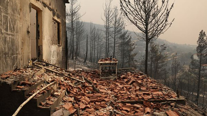 Загинали хора, изпепелени гори и апокалиптични гледки в Гърция (СНИМКИ)