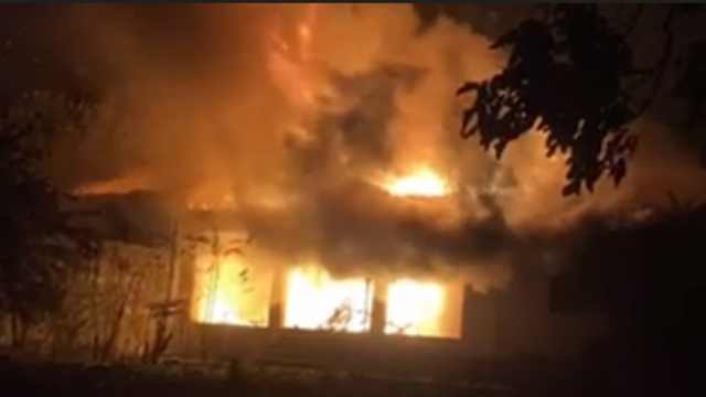 Мъж подпали къща на съседка, докато вътре спи 11-годишно дете