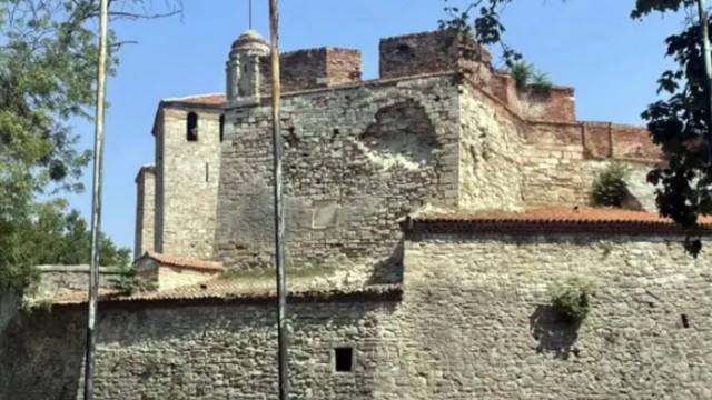 Срути се част от стена на крепостта Баба Вида която