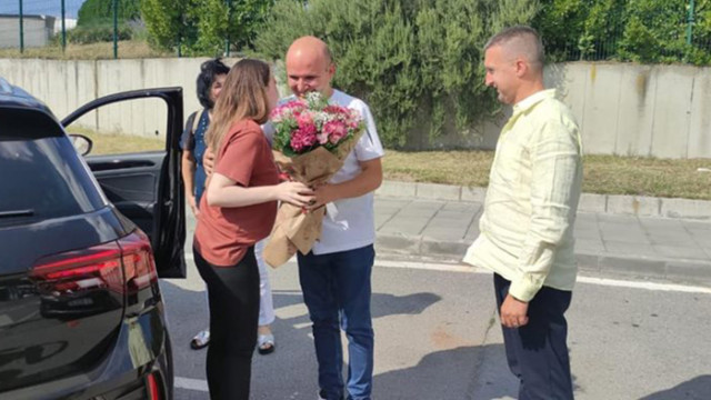 Илхан Кючюк посрещна Нургюл Салимова от Баку на границата с букет