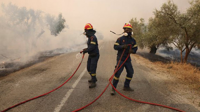 Пожарникарите в Гърция продължават да се борят и днес с