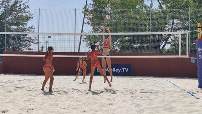 България остана без победа в групите на европейското по плажен волейбол до 18 г.