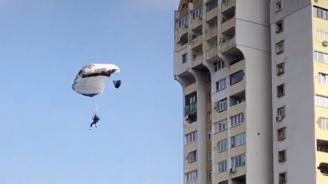 Трима мъже скочили с парашут от покрива на 20-етажен блок в София (ВИДЕО)