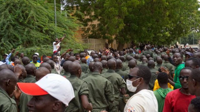 Хунтата в Нигер нареди на въоръжените си сили да преминат