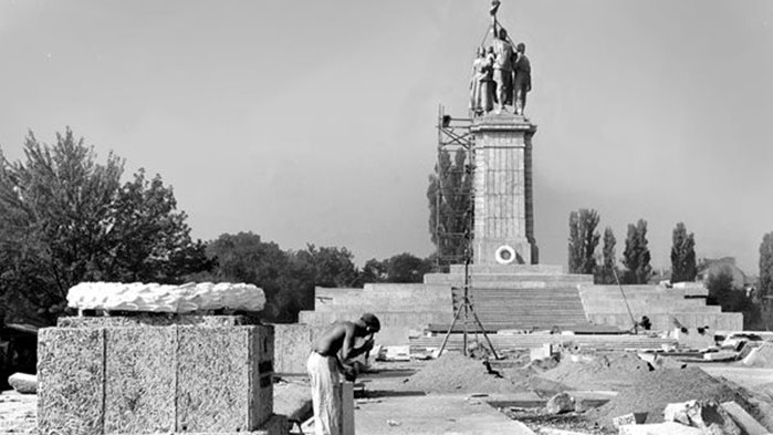 Паметникът на Съветската армия кух отвътре, постаментът - по-висок от предвиденото (СНИМКИ)