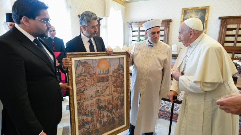Главният ни мюфтия се срещна с папа Франциск във Ватикана.