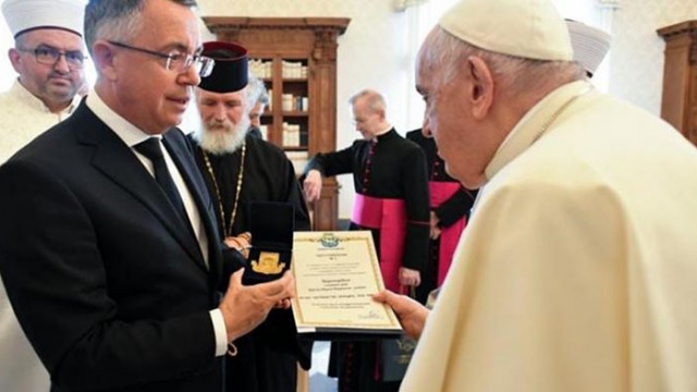 Кметът на Кърджали бе приет от папа Франциск Поднесе му