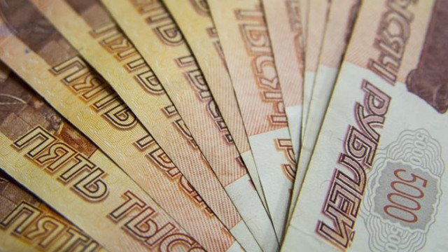 Рублата падна днес спрямо основните чужди валути въпреки традиционните за