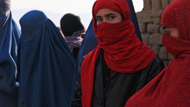 Талибаните забраниха на жените в Афганистан да напускат страната за