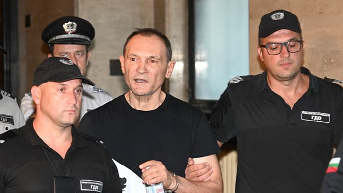 Васил Божков сам в килия, съпругата му оставила цяла библиотека в ареста