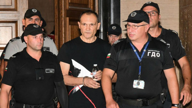 Разпитът на бизнесмена Васил Божков в Софийската градска прокуратура ще продължи