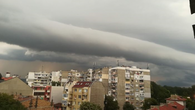 Жълт и оранжев код за опасни бури за части от Източна България