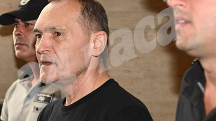 Семейството на Божков има частна охрана, която продължава да действа.