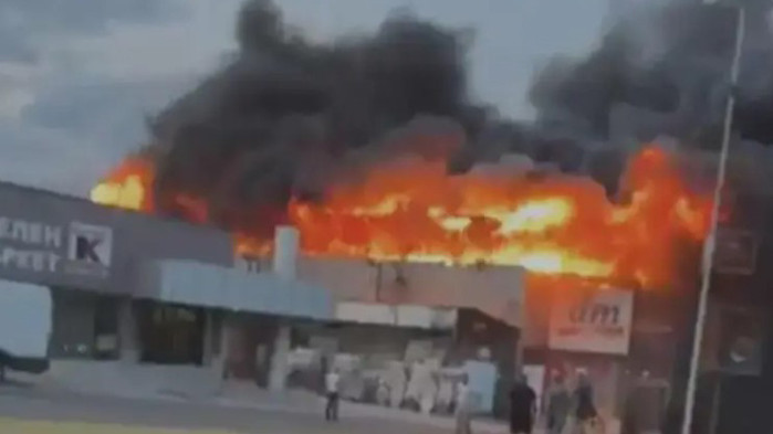 Овладян е пожарът, който избухна в търговски център в Гоце
