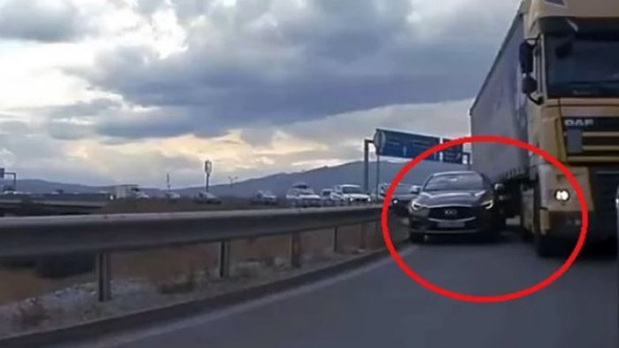 Видео с камион, който притиска кола към мантинелата, се разпространява в социалните мрежи