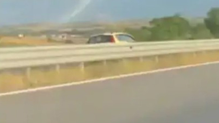 Кола се движи с висока скорост в насрещното платно на