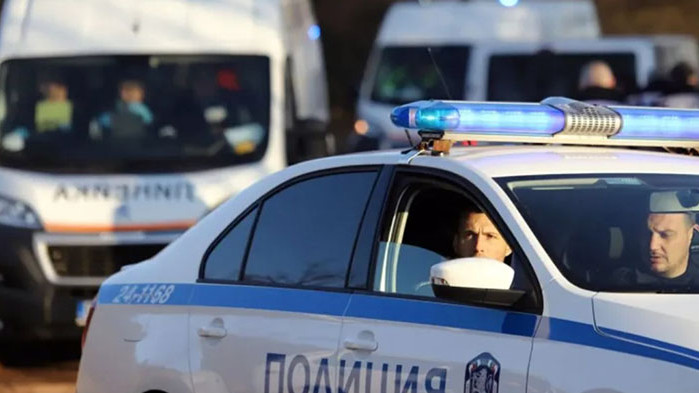 Задържаха 80 мигранти в камион в София