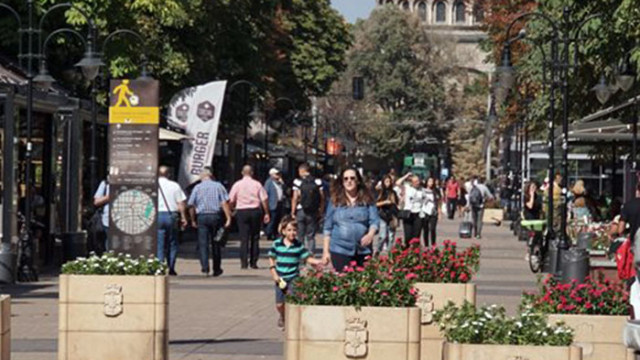 Българите напускат дома на родителите си на 30 години
