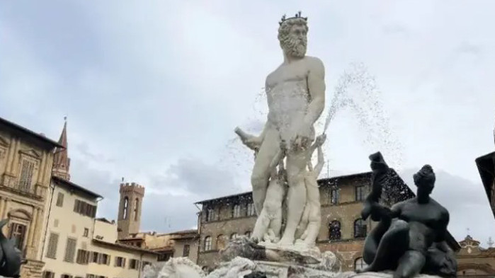 22-годишен германски турист повреди Фонтана на Нептун във Флоренция, докато