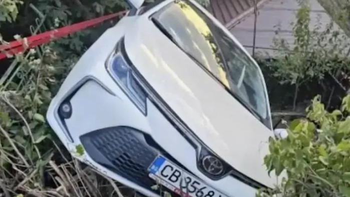 Кола изхвърча от пътя и се приземи в двора на