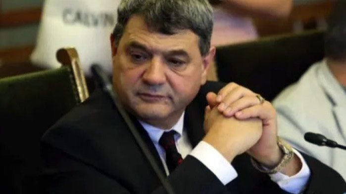 Не е подал оставка веднага, за да покаже докъде могат