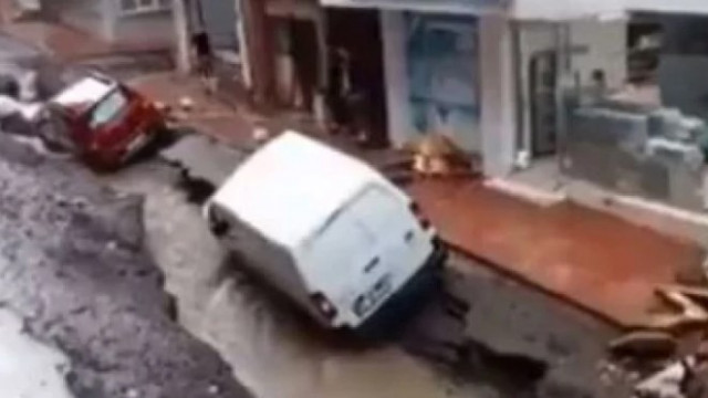 Най малко трима души са загинали при наводнения в района на