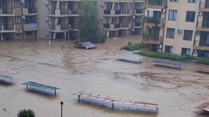 70 пловдивски ученици блокирани в наводнен хотел в Царево, чакат евакуация