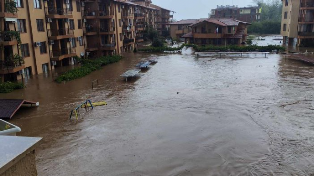 Потопът в Царево: Ужасът в 310 л./кв.м валежи (СНИМКИ и ВИДЕО)